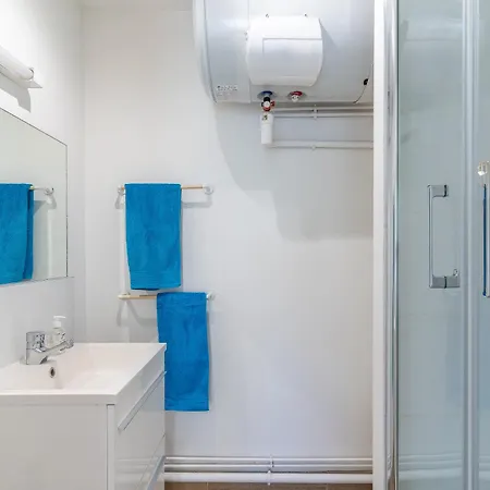 Studio complet rénové wifi et parking Apartamento